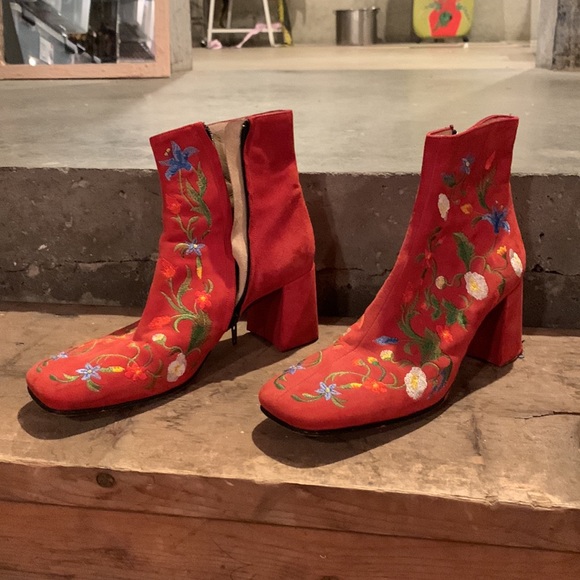 Red booties with floral design - Picture 2 of 4